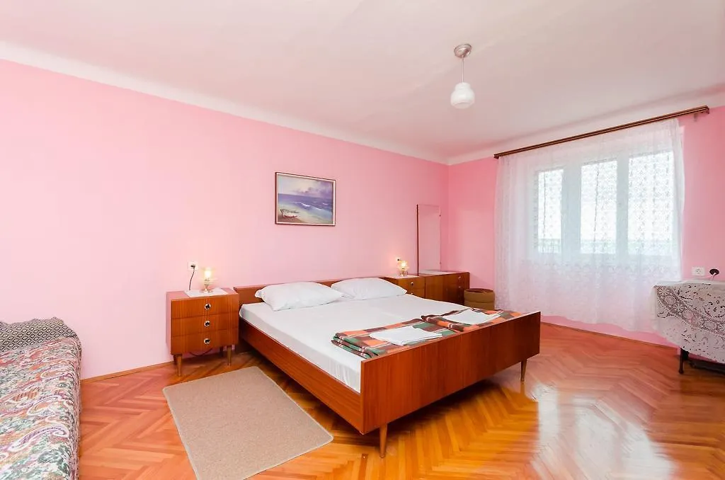 House Laura Vila Klanfari